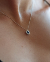 Collier witgoud briljantsaffier